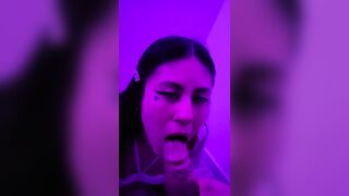 Hermosa colegiala DherlyDoll me hace una deliciosa mamada Deepthroat y sloppy ¡Corrida en su boca!