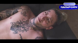 CHICA DESCUBRE A SU HERMANASTRO MASTURBÁNDOSE VIENDO SUS CLIPS Y LE ENTREGA SU COÑO