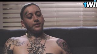 CHICA DESCUBRE A SU HERMANASTRO MASTURBÁNDOSE VIENDO SUS CLIPS Y LE ENTREGA SU COÑO