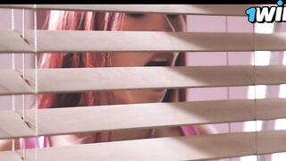 CHICA DESCUBRE A SU HERMANASTRO MASTURBÁNDOSE VIENDO SUS CLIPS Y LE ENTREGA SU COÑO