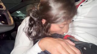Latin babe CULONA se masturba mientras conduzco y me chupa la POLLA en el parqueadero.