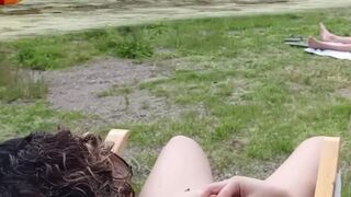 Me toco en la playa frente a un voyeur hasta que se masturba, todo frente a mi marido