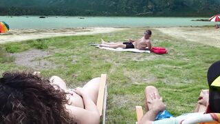 Me toco en la playa frente a un voyeur hasta que se masturba, todo frente a mi marido