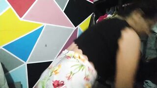 mientras ordeno la ropa disfruto de las caricias que me da la sirvienta