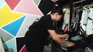 mientras ordeno la ropa disfruto de las caricias que me da la sirvienta