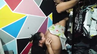 mientras ordeno la ropa disfruto de las caricias que me da la sirvienta