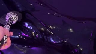 Me bitch goddess en una cama de látex