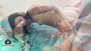 Me aprovecho que mi pequeña hermanastra mira por la ventana, para darle la follada de su vida.