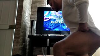 Ejercicios calientes en casa me llevaron a culiar con mi 