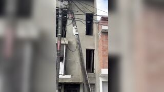 HERMOSA CHICA RUBIA CHUPANDO VERGA EN LA CALLE EN PUBLICO