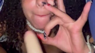 (JOI) Hermanastra gentil te saca LA LECHE antes de una cena familiar