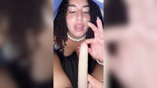 (JOI) Hermanastra gentil te saca LA LECHE antes de una cena familiar