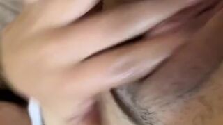 Creamy, como deslizan mis dedos por mi mojada twat Joi