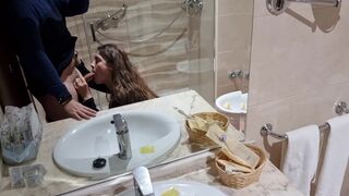 pareja se graba en baño de un hotel
