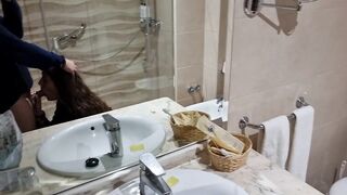 pareja se graba en baño de un hotel