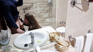 pareja se graba en baño de un hotel