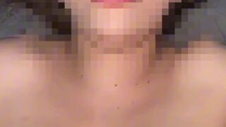 Entre sus pequeñas tetas me masturba hasta venir