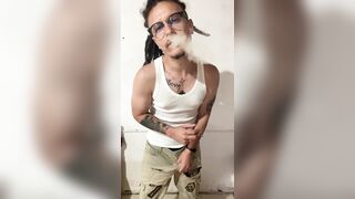 Rasta fuma, se masturba y se corre en la cámara ????????