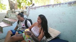 me pone muy cachonda follar al aire libre mientras pasan los vecinos