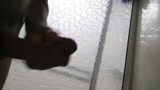 Polla rasurada se masturba viendo porno en el baño gran eyaculación