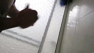 Polla rasurada se masturba viendo porno en el baño gran eyaculación