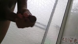 Polla rasurada se masturba viendo porno en el baño gran eyaculación