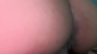 Cabalgando sobre la rica polla mojada de mi hermanastro