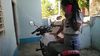 tengo sexo oral-sex con el mecánico mientras mi esposo trabaja