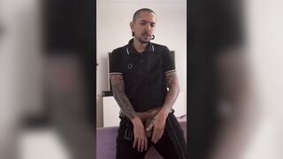 Me masturbo hasta acabar antes de ir al trabajo - Latino Tatuado