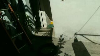 Mujer muestra su coño al miron del técnico de Internet y la atrapa follando y chorreando jizz.