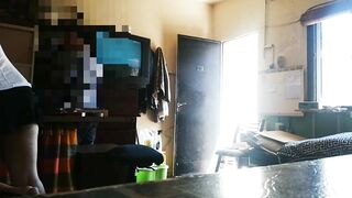 Mujer muestra su coño al miron del técnico de Internet y la atrapa follando y chorreando jizz.