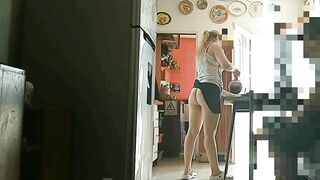 Mujer muestra su coño al miron del técnico de Internet y la atrapa follando y chorreando jizz.