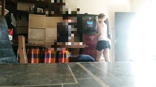 Mujer muestra su coño al miron del técnico de Internet y la atrapa follando y chorreando jizz.