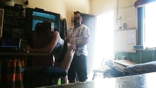 Mujer muestra su coño al miron del técnico de Internet y la atrapa follando y chorreando jizz.