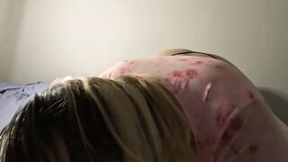 Madrastra culona infiel chupando mi verga antes de que llegue su esposo para recibirlo de beso en la