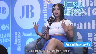 ¡La latin babe aceitada con HERMOSAS TETAS Kataleya Ross se sube a la máquina vibradora hasta correrse!