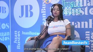 ¡La latin babe aceitada con HERMOSAS TETAS Kataleya Ross se sube a la máquina vibradora hasta correrse!