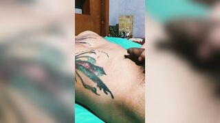 De madrugada y cachondo con la verga dura como siempre...