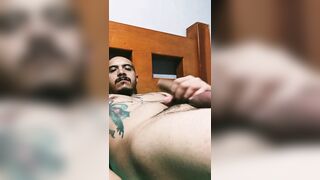 De madrugada y cachondo con la verga dura como siempre...