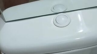 Me corro en el baño de mi vecina