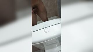 Me corro en el baño de mi vecina