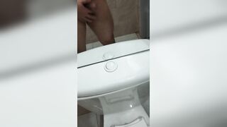 Me corro en el baño de mi vecina