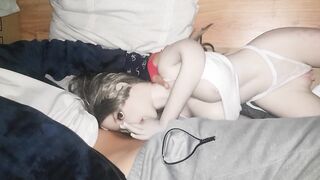 Zorra descubre que tiene garganta profunda mientras le derraman lechita en su cara y tetas