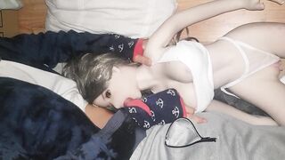 Zorra descubre que tiene garganta profunda mientras le derraman lechita en su cara y tetas