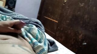 Jugando con mi verga, en la cama...
