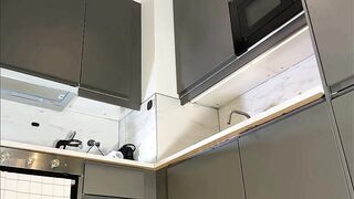 Hot large booty all natural cutie in the kitchen where are all cameras does a show to get some attention