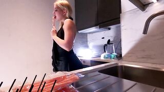 Hot large booty all natural cutie in the kitchen where are all cameras does a show to get some attention