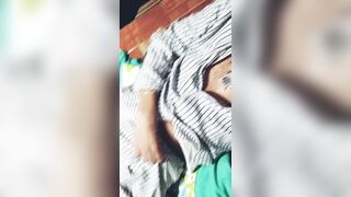 Me jalo la verga en la noche y en pijama...