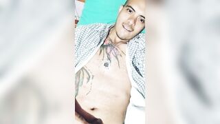 Me jalo la verga en la noche y en pijama...