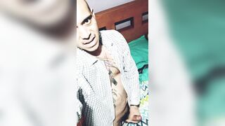 Me jalo la verga en la noche y en pijama...